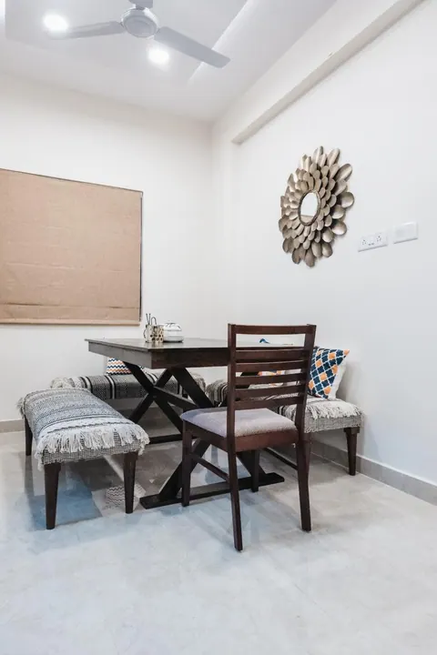 Dining area with bench seating, a jute roman blind and a decorative wall mirror